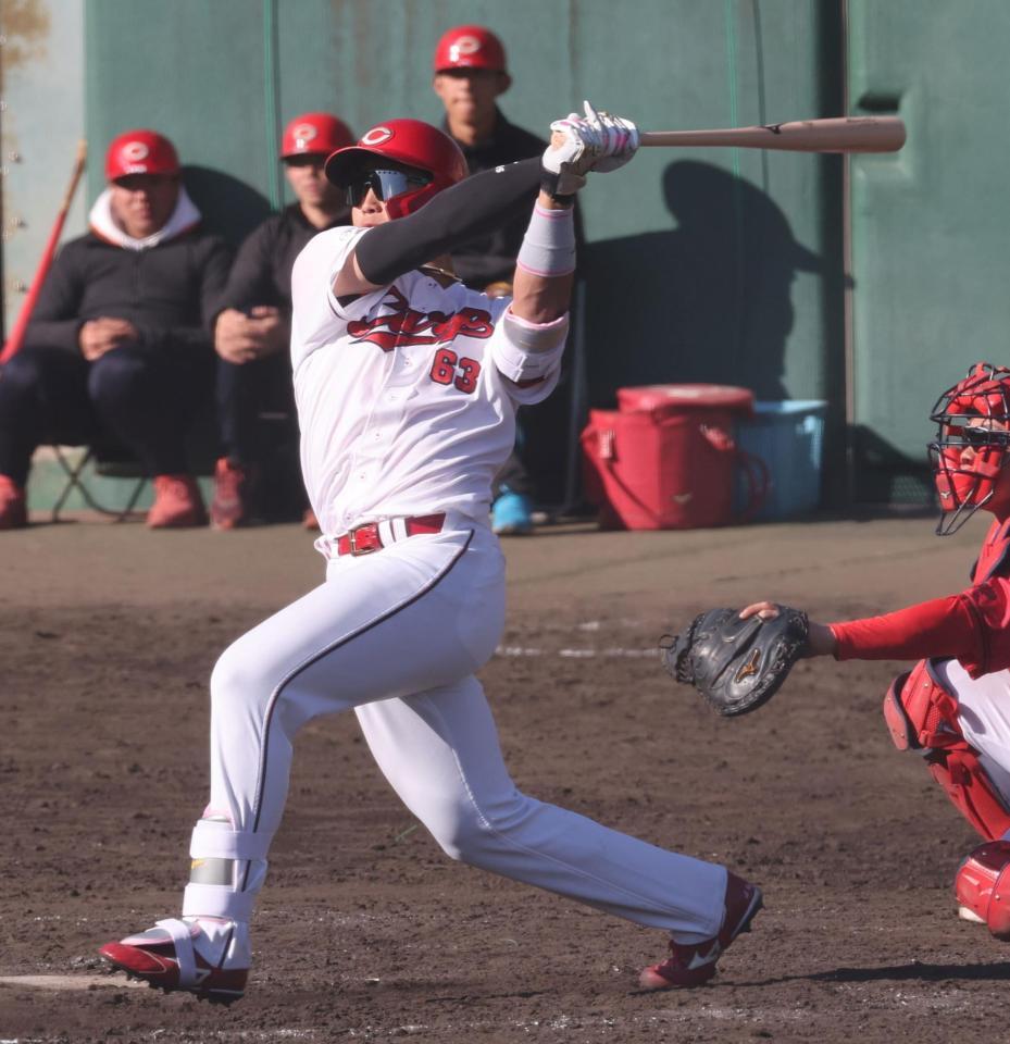 　７回、左前打を放つ内田（撮影・市尻達拡）