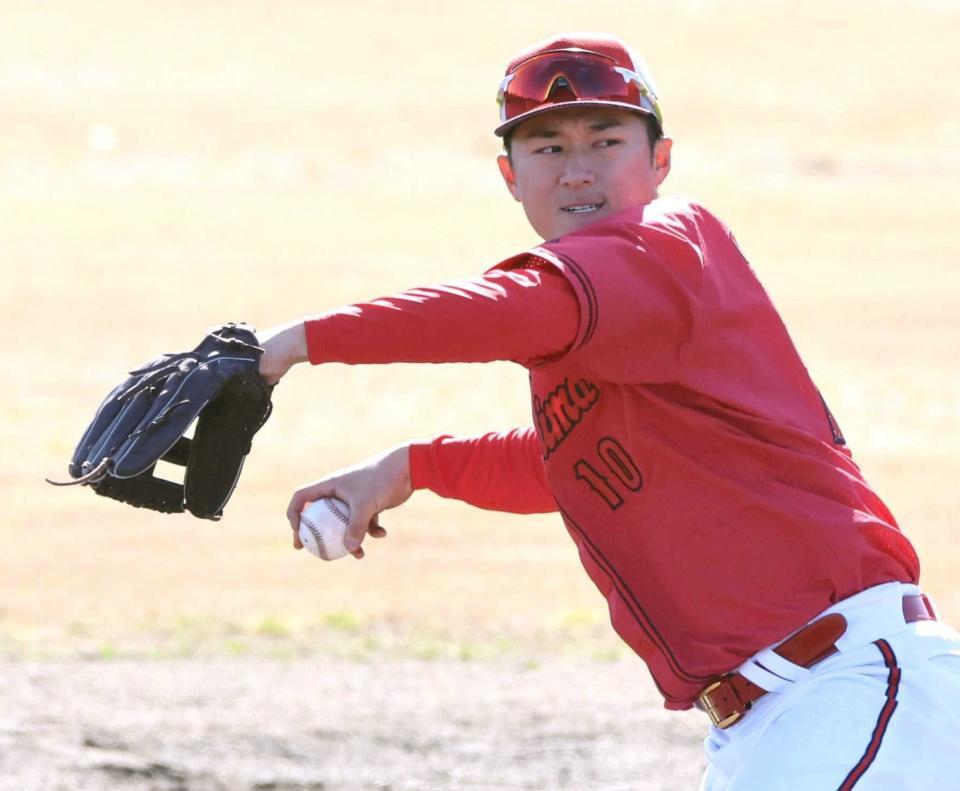 　ノックを受け、送球する佐々木（撮影・市尻達拡）