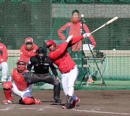 ７回、中前タイムリーを放つモンテロ（撮影・市尻達拡）