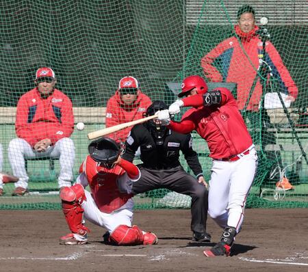 　７回、右前タイムリーを放つモンテロ（撮影・市尻達拡）