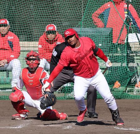 　７回、右前タイムリーを放つモンテロ（撮影・市尻達拡）