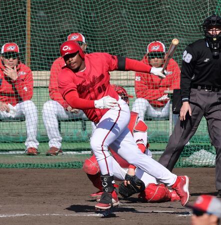 　７回、右前タイムリーを放つモンテロ（撮影・市尻達拡）