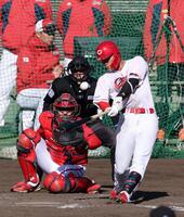 　７回、左越え２ランを放つ二俣（撮影・市尻達拡）