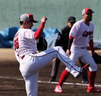 　躍動感あるフォームで、１回無失点と好投した遠藤（撮影・市尻達拡）