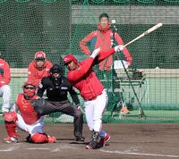 ７回、中前タイムリーを放つモンテロ（撮影・市尻達拡）