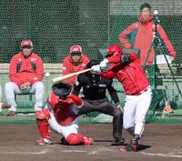 　７回、右前タイムリーを放つモンテロ（撮影・市尻達拡）