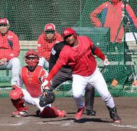 　７回、右前タイムリーを放つモンテロ（撮影・市尻達拡）