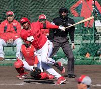 　７回、右前タイムリーを放つモンテロ（撮影・市尻達拡）