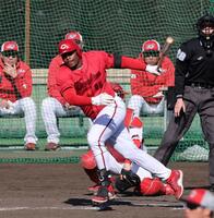 　７回、右前タイムリーを放つモンテロ（撮影・市尻達拡）