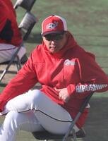 　紅白戦を見つめる新井監督（撮影・市尻達拡）