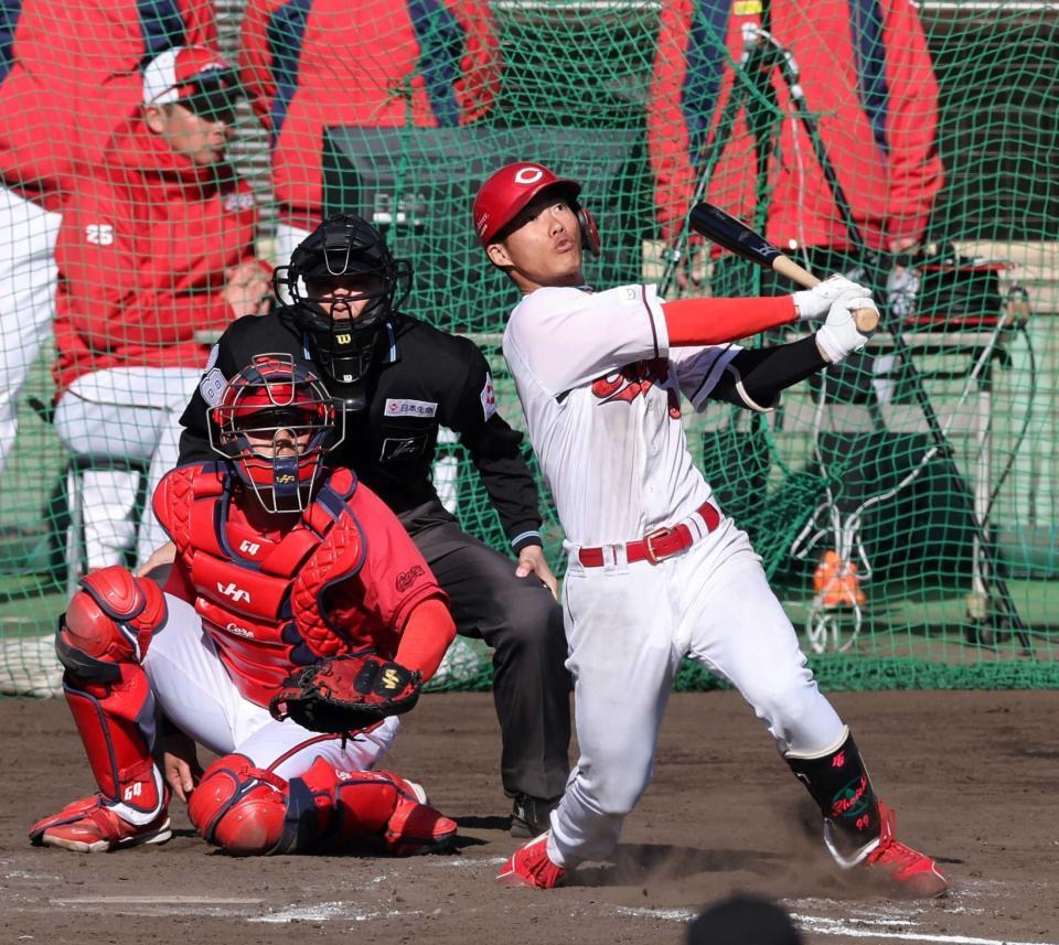 　７回、２ランを放つ二俣（撮影・市尻達拡）