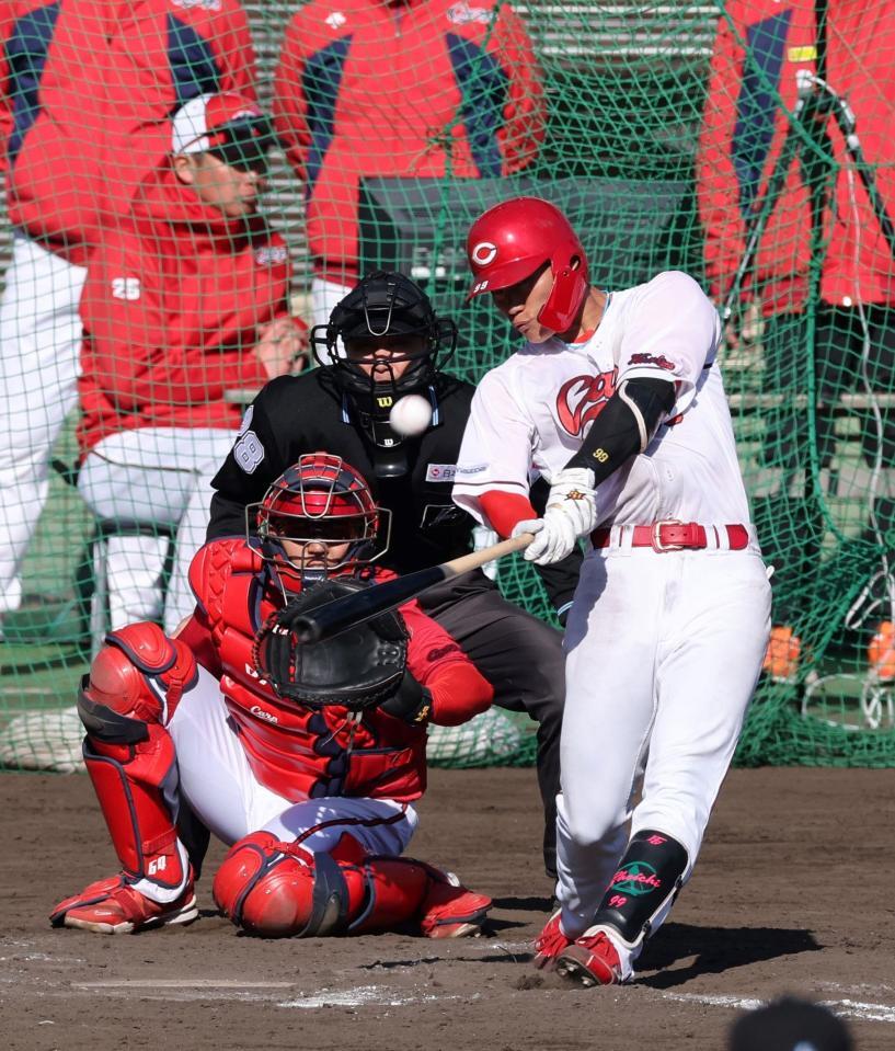 　７回、左越え２ランを放つ二俣（撮影・市尻達拡）