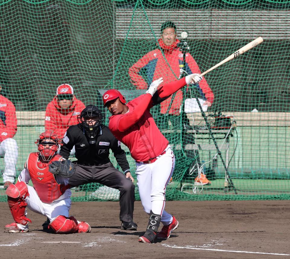 ７回、中前タイムリーを放つモンテロ（撮影・市尻達拡）