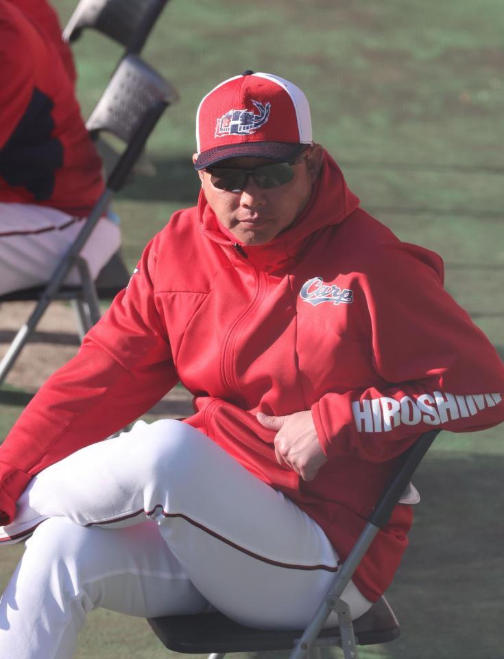 　紅白戦を見つめる新井監督（撮影・市尻達拡）