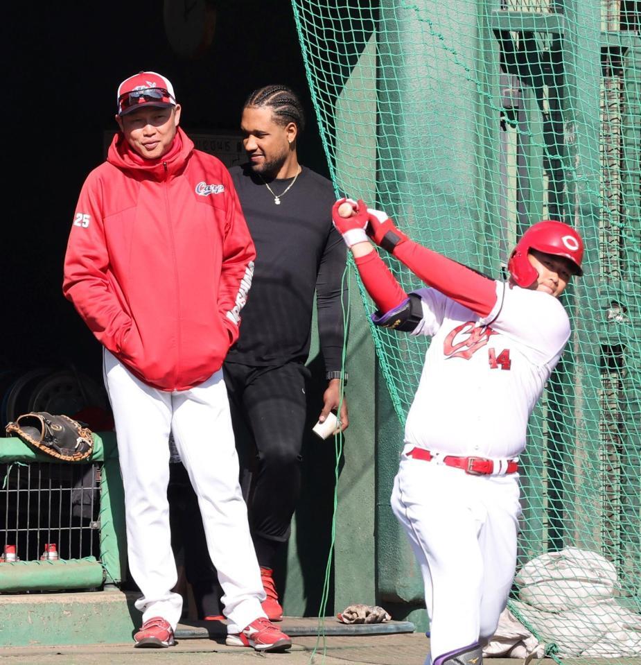 　紅白戦を見つめる新井監督（左）＝撮影・市尻達拡