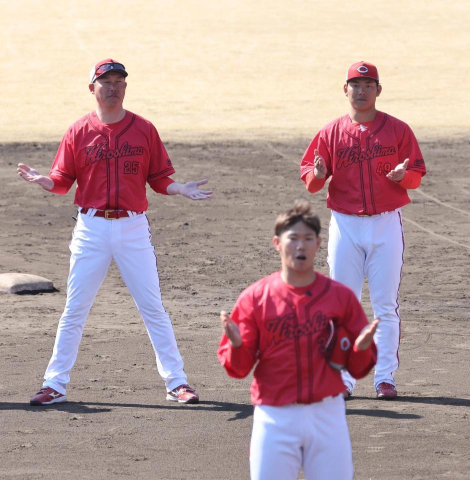 　日南での春季キャンプを終え、坂倉のかけ声で一本締めをする（左上から）新井監督、渡辺（撮影・市尻達拡）