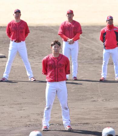 　円陣の中心で、日南キャンプを振り返る坂倉（撮影・市尻達拡）