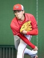 　ブルペンで投げ込む常広