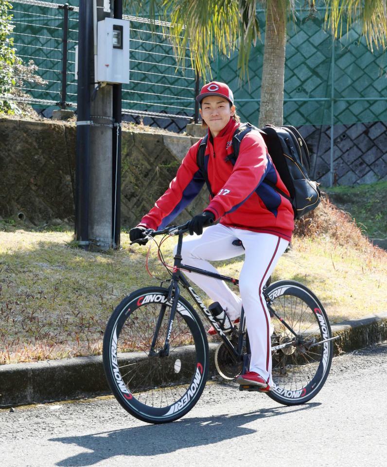 　日南キャンプを打ち上げ、自転車で宿舎に戻る常広（撮影・市尻達拡）