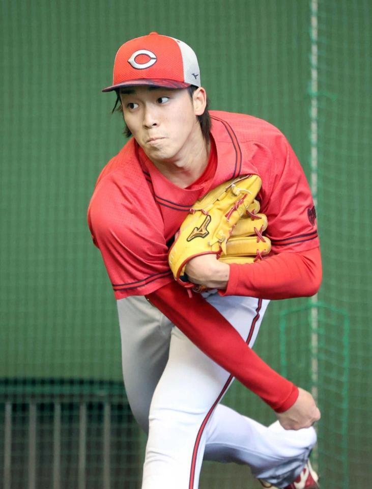 　ブルペンで投げ込む常広