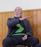 　菊池に自身の思いを伝える安仁屋氏（撮影・市尻達拡）