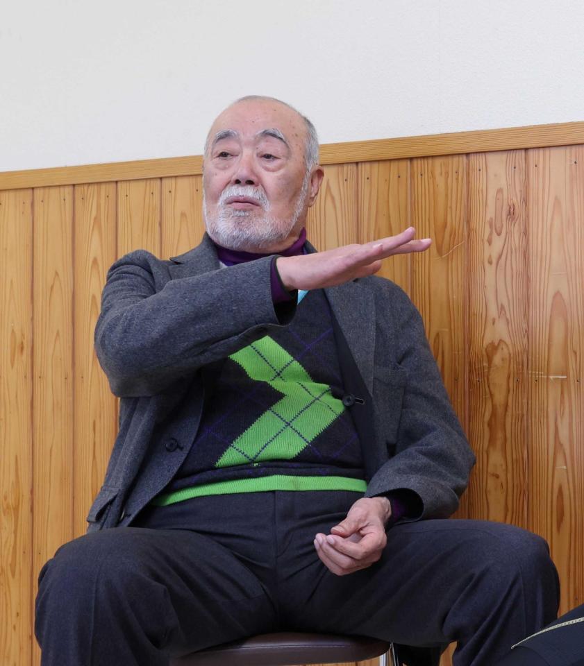 　菊池に自身の思いを伝える安仁屋氏（撮影・市尻達拡）