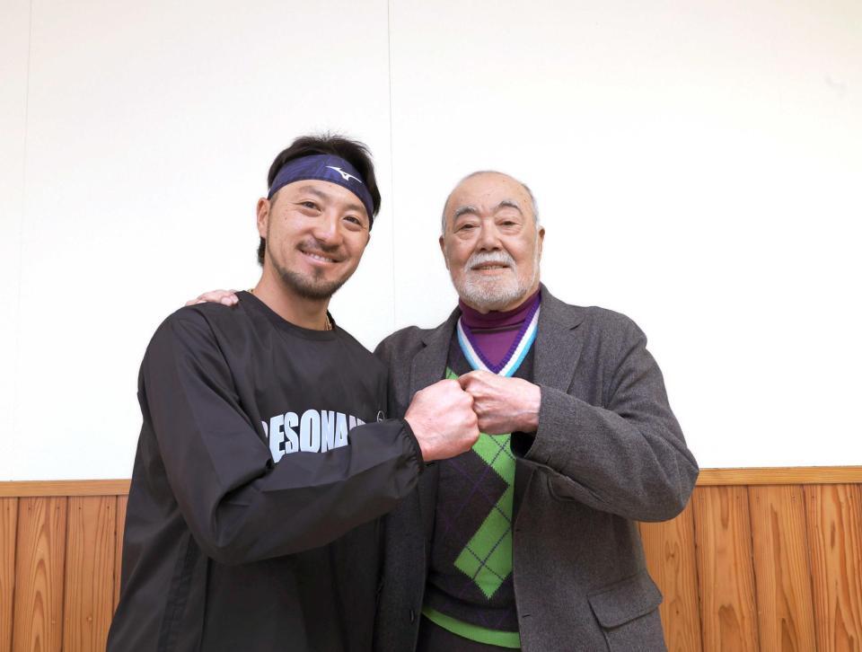 　対談を終え、ポーズを取る菊池（左）と安仁屋氏（撮影・市尻達拡）