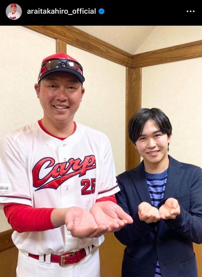 広島・新井監督がZIP！ポーズで2ショット写真投稿 SNS
