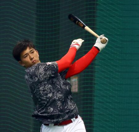 　ロングティーでバットを振り込む仲田（撮影・山口登）