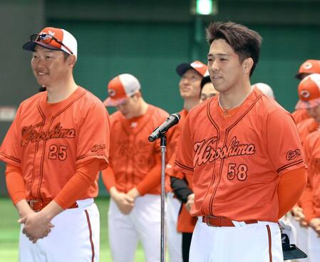 　歓迎セレモニーで、新井監督（左）から指名され、あいさつする仲田（撮影・山口登）