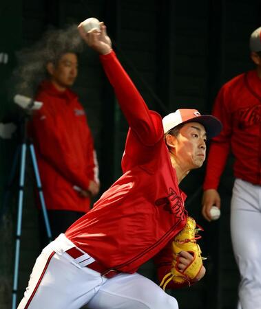 　ブルペンで投球練習する常広（撮影・山口登）