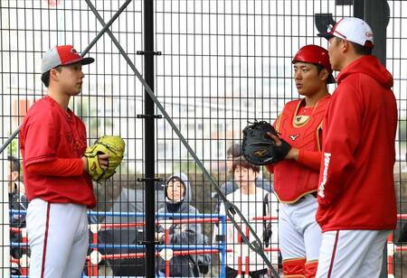 　ブルペンで投球練習を終えた佐藤柳（左）は渡辺（中央）、新井監督と話をする