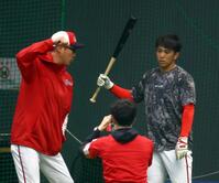 　新井監督（左）からアドバイスを受ける仲田（撮影・山口登）