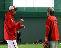 　新井監督（左）からアドバイスを受ける常広（撮影・山口登）