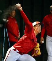 　ブルペンで投球練習する常広（撮影・山口登）