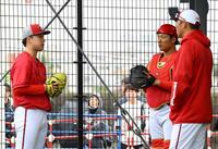 　ブルペンで投球練習を終えた佐藤柳（左）は渡辺（中央）、新井監督と話をする