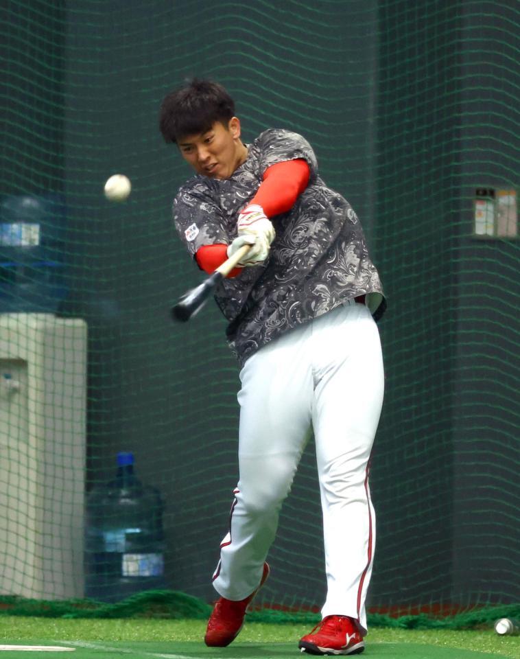 　ロングティーでバットを振り込む仲田（撮影・山口登）