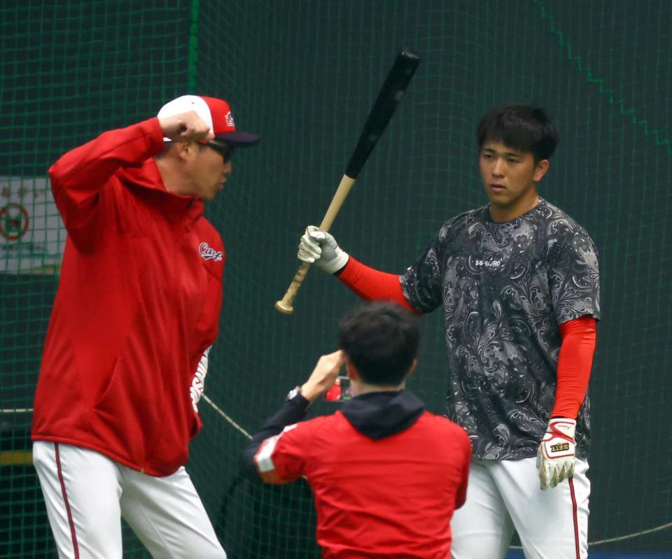 　新井監督（左）からアドバイスを受ける仲田（撮影・山口登）