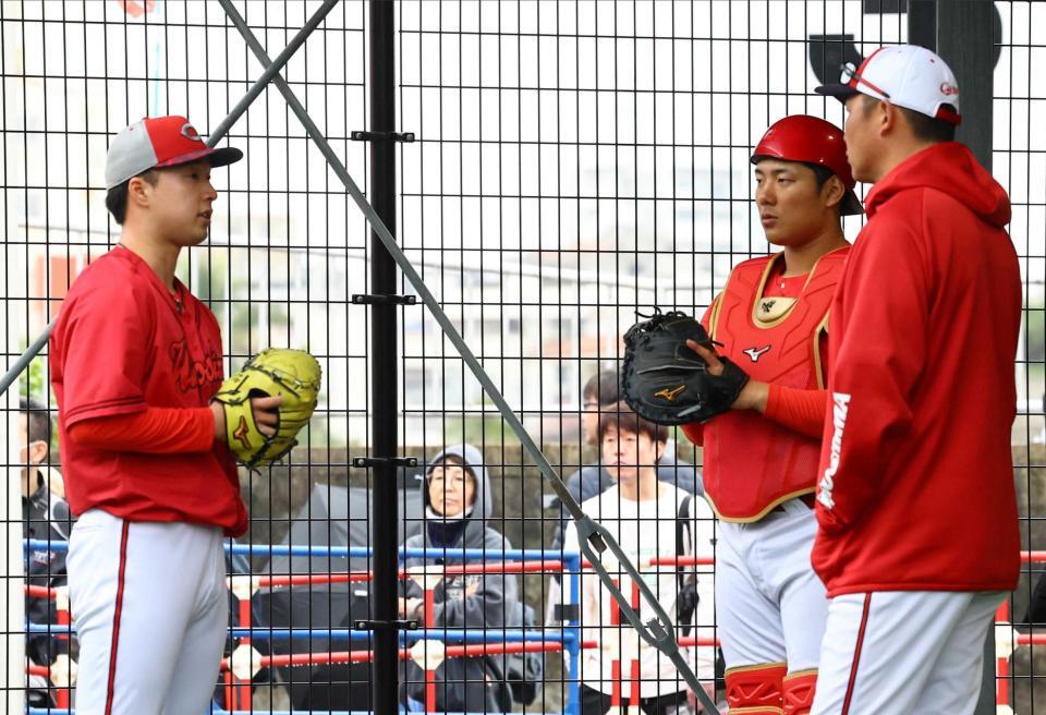 　ブルペンで投球練習を終えた佐藤柳（左）は渡辺（中央）、新井監督と話をする