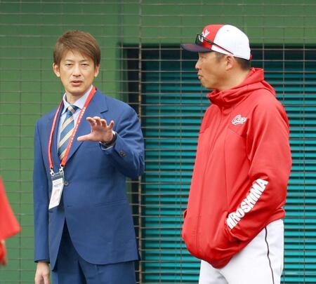 　侍ジャパン・能見投手コーチ（左）と話し込む新井監督