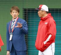 　侍ジャパン・能見投手コーチ（左）と話し込む新井監督