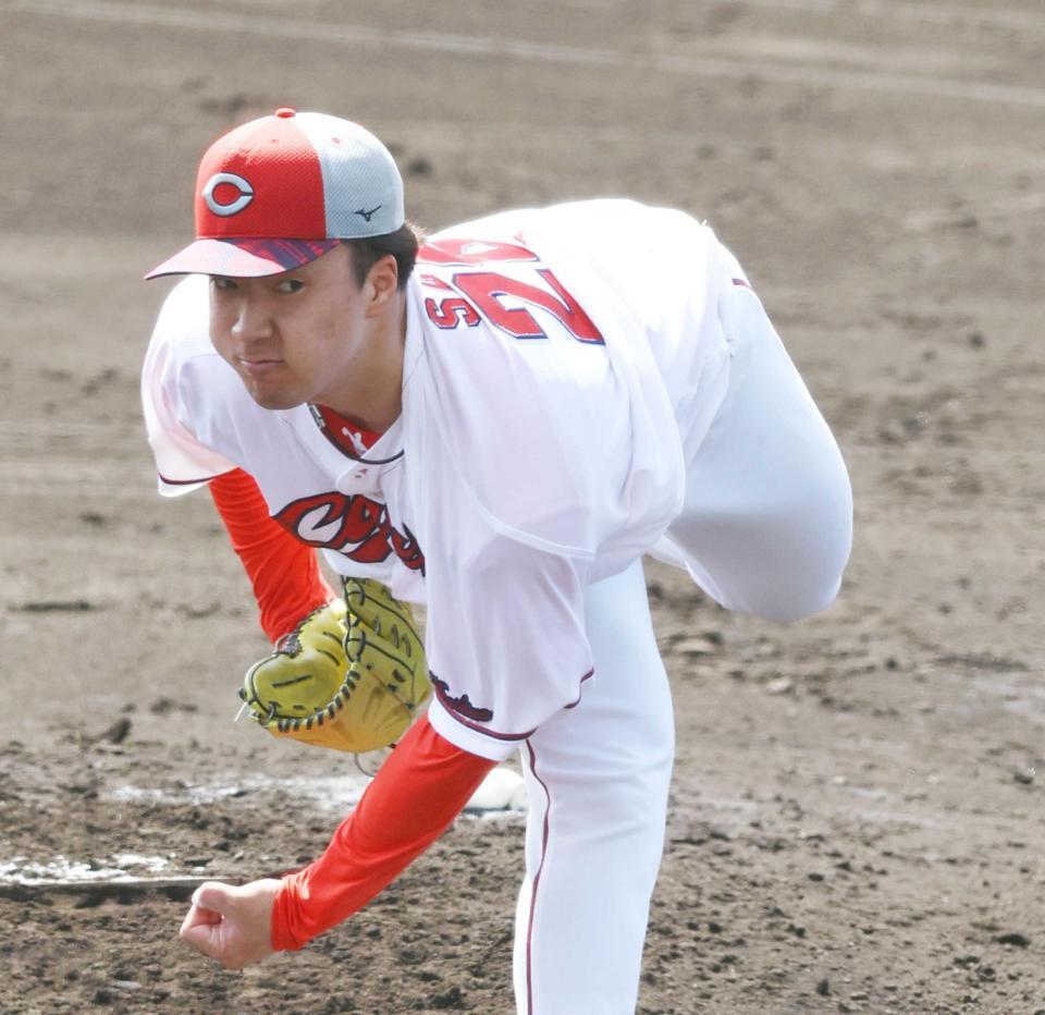 　シート打撃で力投する佐藤柳（撮影・山口登）