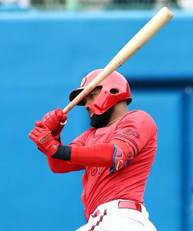 　１回、左前打を放つファビアン（撮影・山口登）