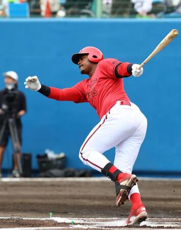 　１回、左前打を放つモンテロ（撮影・山口登）