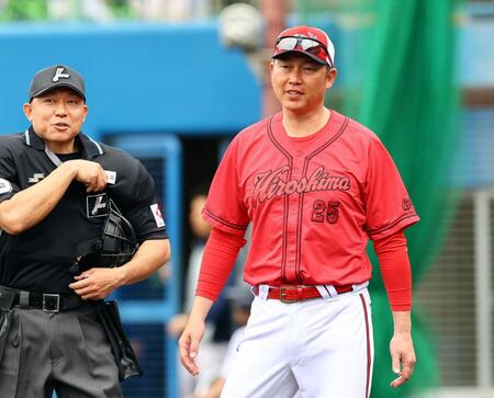 　３回、選手交代を告げる新井監督（撮影・山口登）