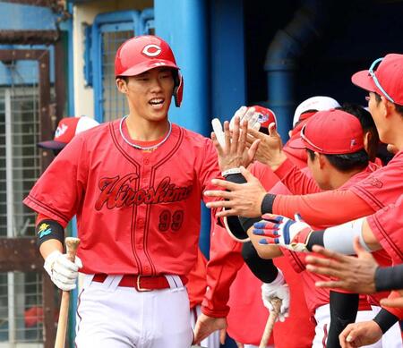 　４回、先制ソロを放ちナインに迎えられる二俣（撮影・山口登）