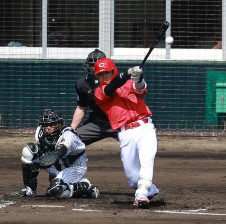 　２回、先制２点適時打を放つ内田（撮影・金田祐二）