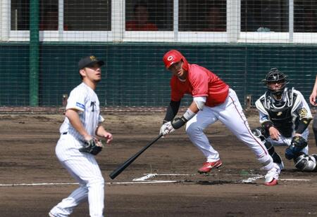 　２回、先制２点適時打を放つ内田（撮影・金田祐二）