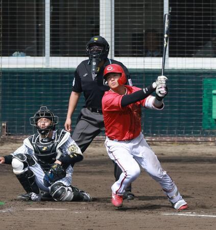 　５回、２点二塁打を放つ内田（撮影・金田祐二）