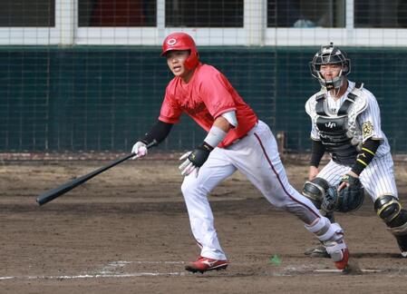 　９回、中前打を放つ内田（撮影・金田祐二）